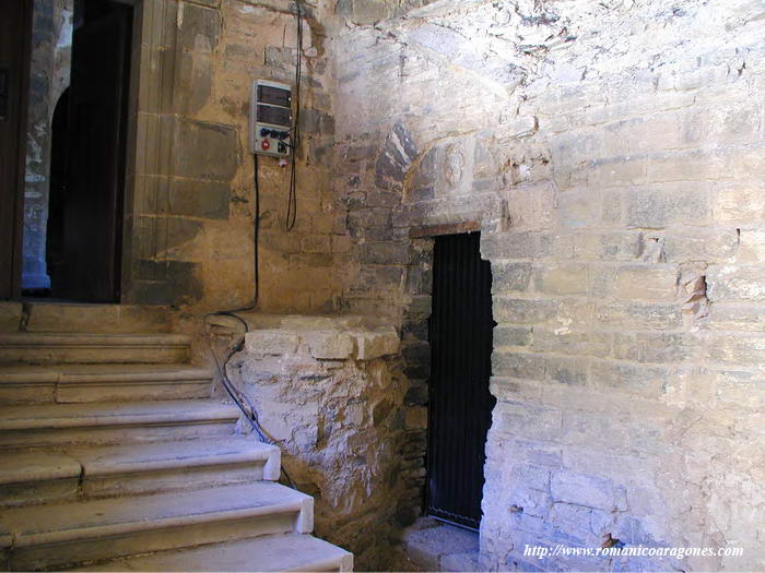 ESCALERA DE COMUNICACIN TEMPLO-CLAUSTRO. A DERECHA, PUERTA DE ACCESO A TORRE